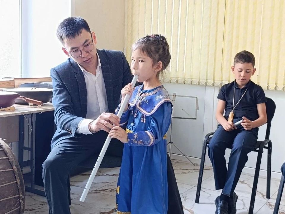 Глава Майминского района Пётр Громов и министр молодежной политики и спорта Республики Алтай Александр Суразов приняли участие в мастер-классе по игре на алтайских национальных инструментах в районной Детской школе искусств Глава Майминского района Пётр Громов и министр молодежной политики и спорта Республики Алтай Александр Суразов приняли участие в мастер-классе по игре на алтайских национальных инструментах в районной Детской школе искусств