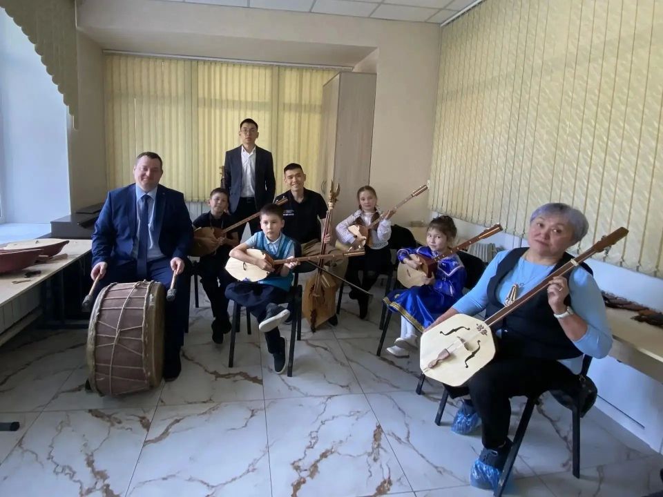 Александр Суразов и Петр Громов передали в Майминскую детскую школу искусств новые алтайские народные инструменты Александр Суразов и Петр Громов передали в Майминскую детскую школу искусств новые алтайские народные инструменты