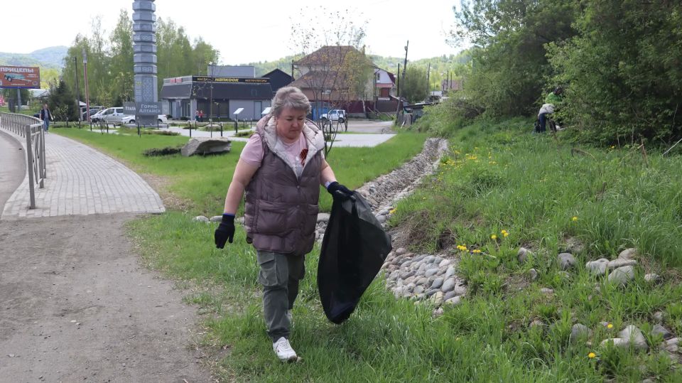 Сотрудники полиции приняли участие в экологическом субботнике Сотрудники полиции приняли участие в экологическом субботнике