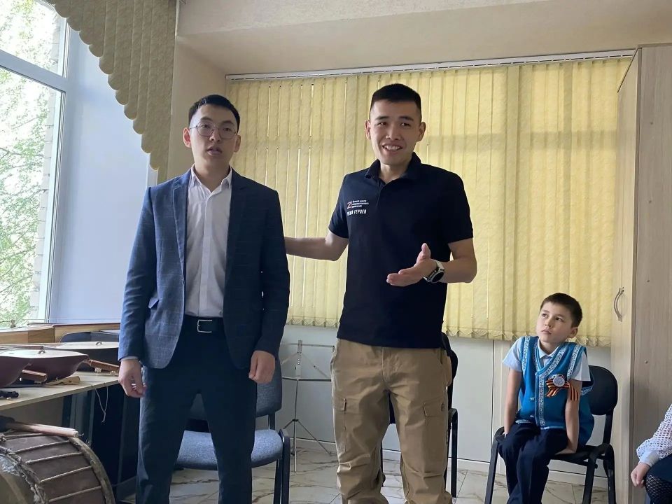 Александр Суразов и Петр Громов передали в Майминскую детскую школу искусств новые алтайские народные инструменты