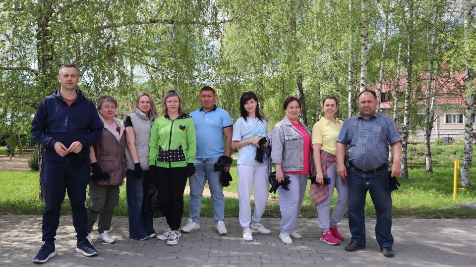 Сотрудники полиции приняли участие в экологическом субботнике