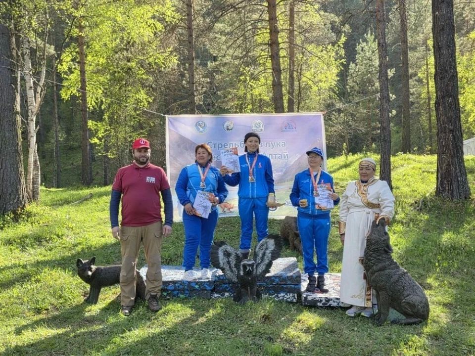Знай наших!. . Сотрудники аппарата Парламента РА Лариса Кыдыева и Нина Садалова стали победителями межрегионального чемпионата по 3D-стрельбе из лука «Согоон Туу»