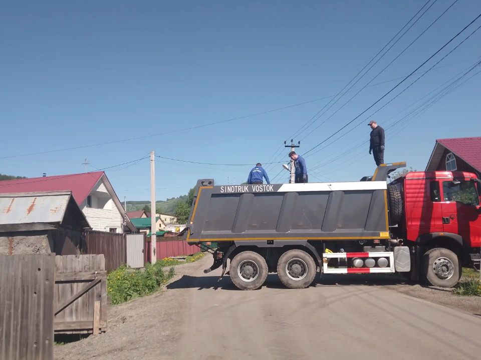Партия рядом: Молодогвардейцы Горно-Алтайска помогли пострадавшим от пожара Партия рядом: Молодогвардейцы Горно-Алтайска помогли пострадавшим от пожара