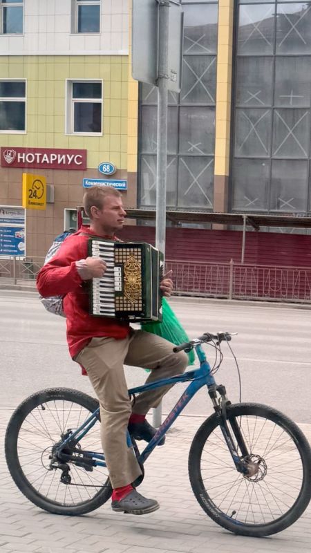 Вчера поймала такой кадр около вокзала Вчера поймала такой кадр около вокзала