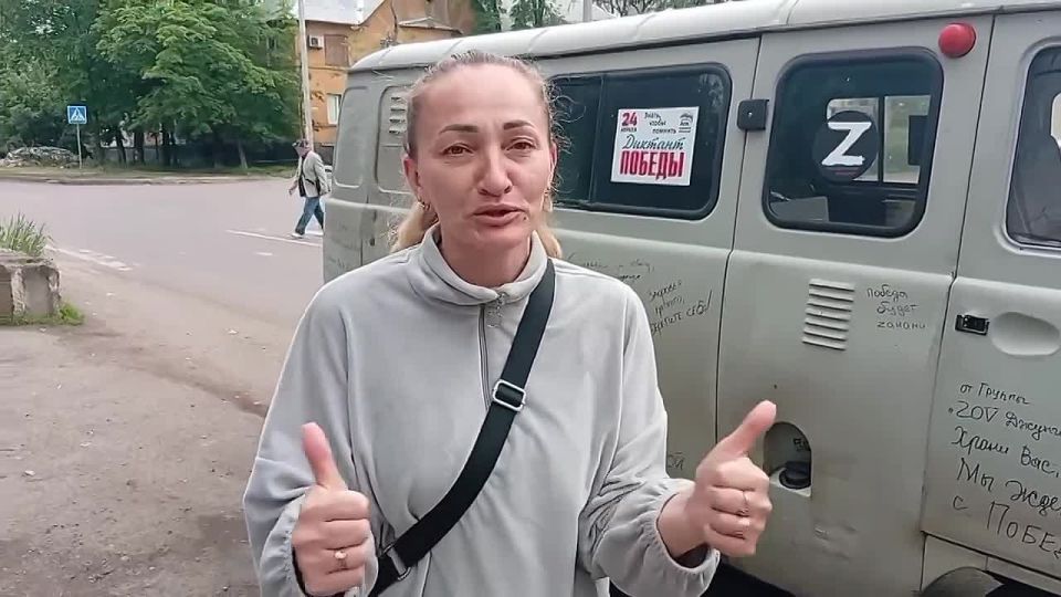 Как жительница Донецка отреагировала на автомобиль волонтёров с Республики Алтай — смотрите на видео