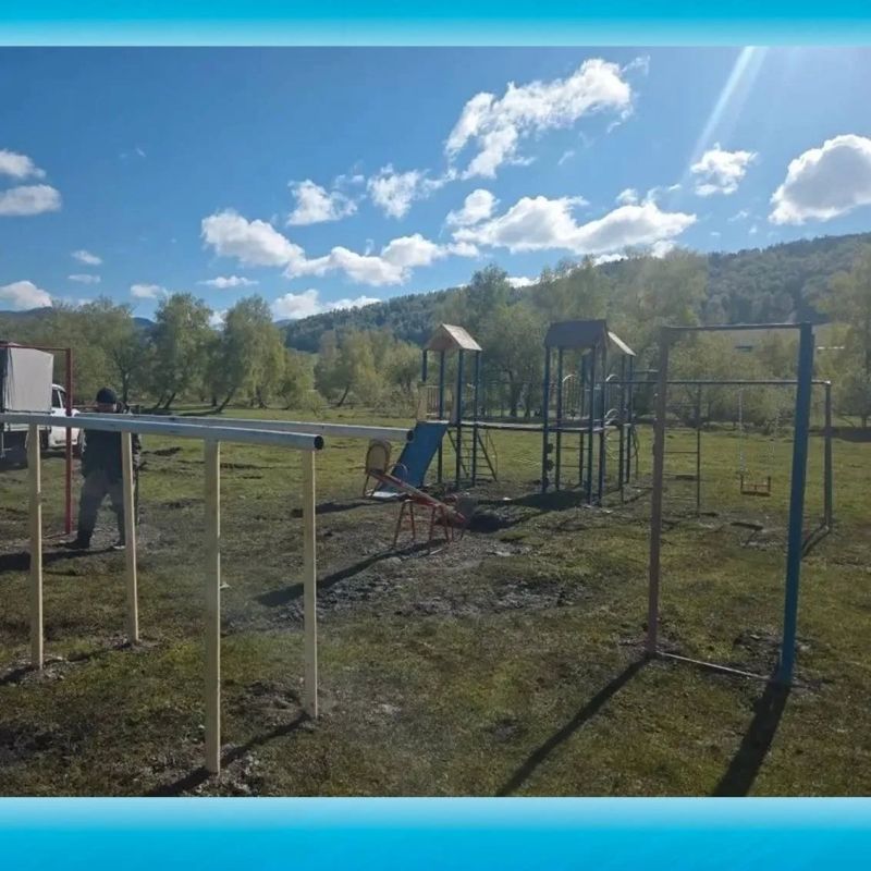 По инициативе жителей села Шебалино и активистов «Единой России» депутат Госсобрания – Эл Курултай Александр Казаченко совместно с работниками районной и сельской администраций перенёс детскую игровую площадку от Дома... По инициативе жителей села Шебалино и активистов «Единой России» депутат Госсобрания – Эл Курултай Александр Казаченко совместно с работниками районной и сельской администраций перенёс детскую игровую площадку от Дома...