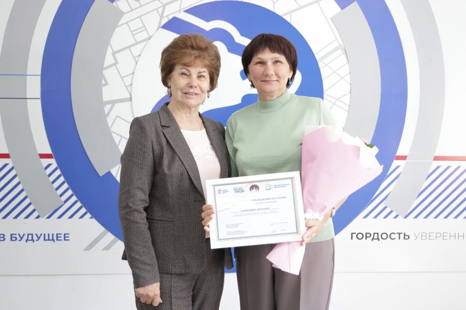 Сегодня в тёплой, почти семейной атмосфере состоялась церемония вручения сертификатов тем, кто прошёл обучение по программе «Школа поддержки для семей участников СВО „Жизнь после Победы“» Сегодня в тёплой, почти семейной атмосфере состоялась церемония вручения сертификатов тем, кто прошёл обучение по программе «Школа поддержки для семей участников СВО „Жизнь после Победы“»