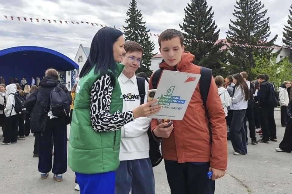 В Республике Алтай волонтёры помогают принять участие в голосовании за объекты благоустройства