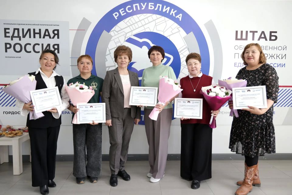 Сегодня в тёплой, почти семейной атмосфере состоялась церемония вручения сертификатов тем, кто прошёл обучение по программе «Школа поддержки для семей участников СВО „Жизнь после Победы“»