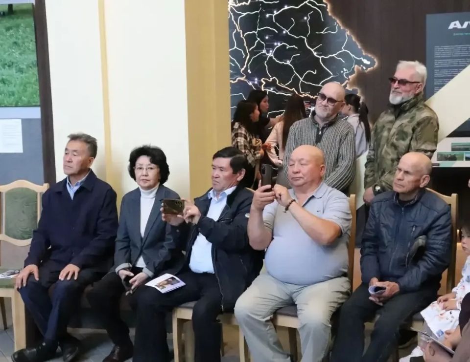 Председатель комитета по национальной политике, образованию, культуре, общественным объединениям и СМИ Наталья Екеева приняла участие в открытии выставки к 70-летию со дня рождения заслуженного художника РА Вячеслава... Председатель комитета по национальной политике, образованию, культуре, общественным объединениям и СМИ Наталья Екеева приняла участие в открытии выставки к 70-летию со дня рождения заслуженного художника РА Вячеслава...