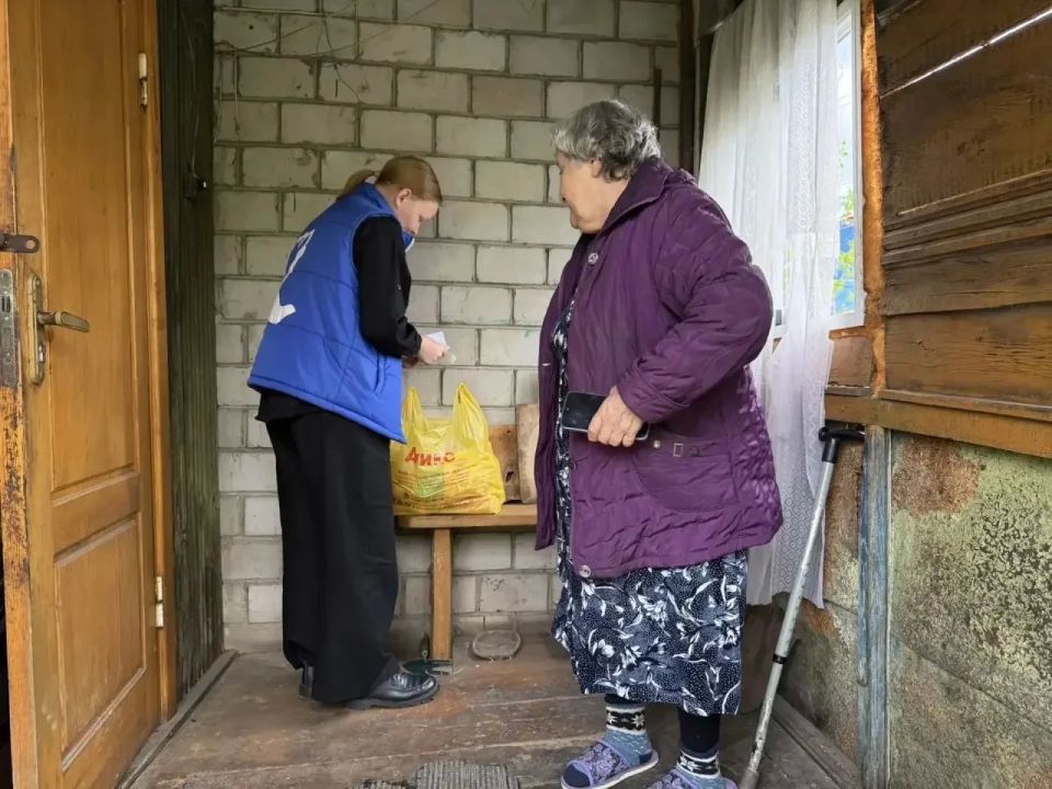 «Партия рядом»: Молодогвардейцы Маймы помогают пожилым жителям микрорайона ГЭС с доставкой продуктов «Партия рядом»: Молодогвардейцы Маймы помогают пожилым жителям микрорайона ГЭС с доставкой продуктов