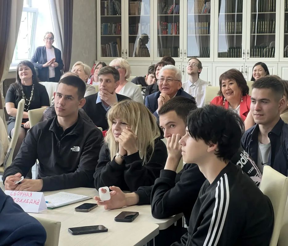 Сотрудники аппарата Госсобрания – Эл Курултай стали победителями интеллектуальной игрывикторины «Своя игра», посвящённой Дню славянской письменности и культуры Сотрудники аппарата Госсобрания – Эл Курултай стали победителями интеллектуальной игрывикторины «Своя игра», посвящённой Дню славянской письменности и культуры