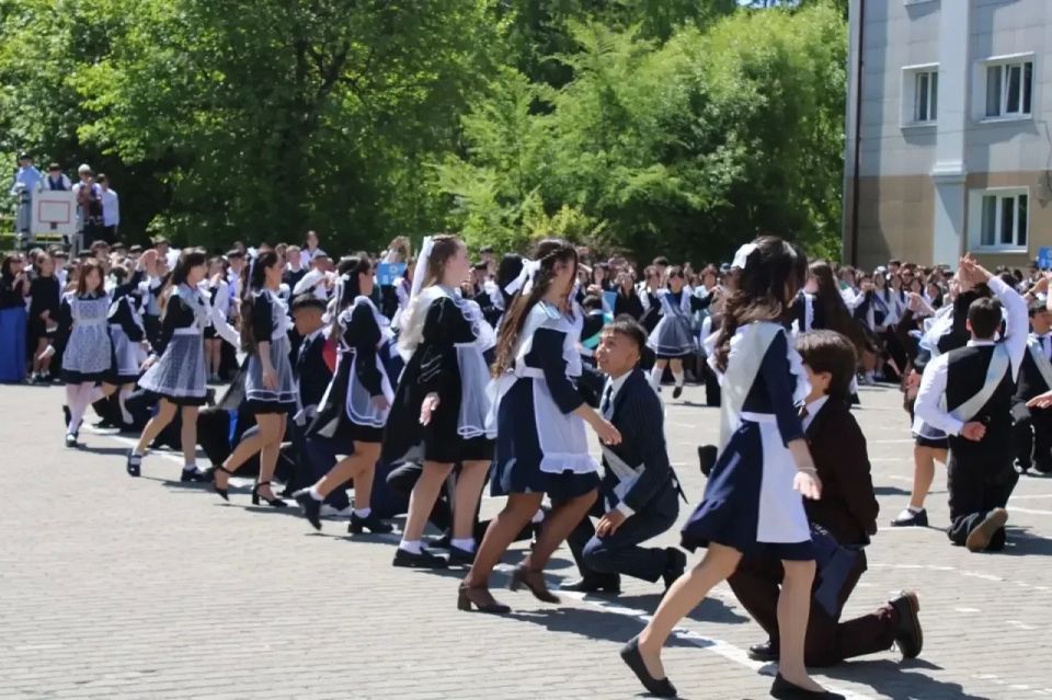 Прощай, школа! Звени, последний звонок! Прощай, школа! Звени, последний звонок!