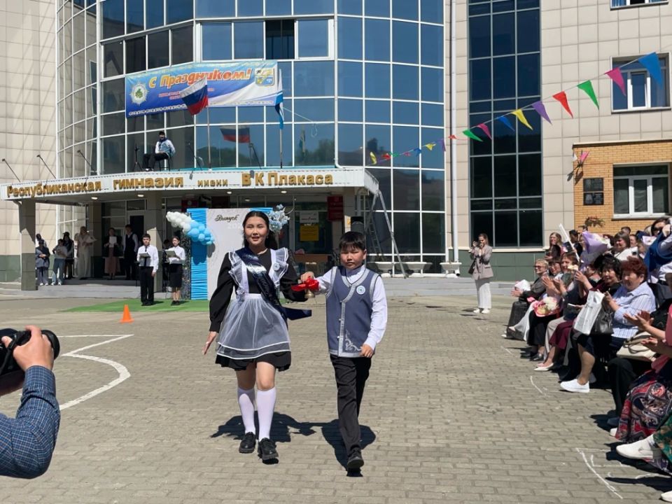 Последний звонок прозвенел для 5,5 тысячи выпускников Республики Алтай Последний звонок прозвенел для 5,5 тысячи выпускников Республики Алтай