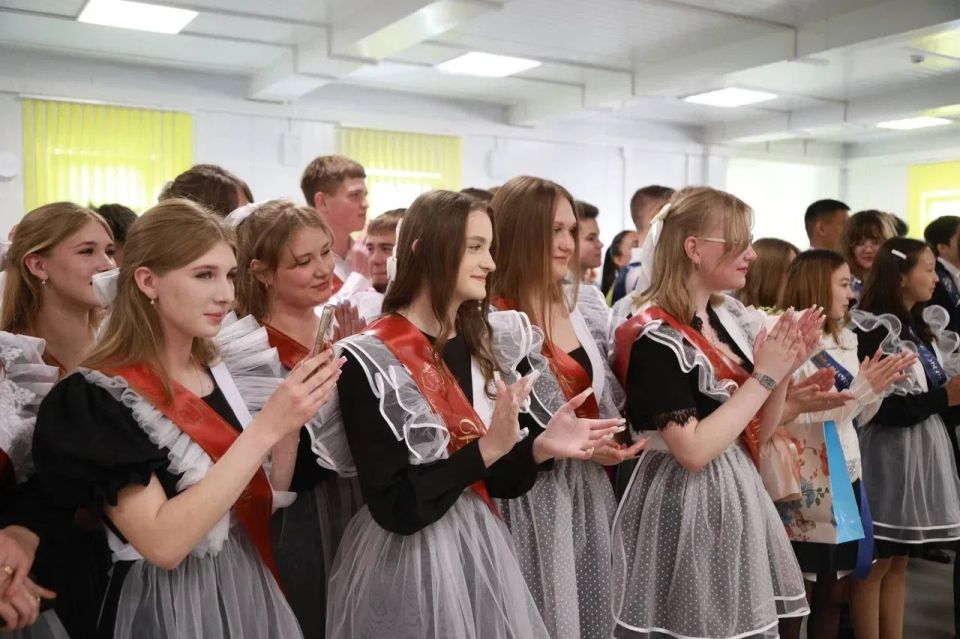 Последний звонок прозвенел для 5,5 тысячи выпускников Республики Алтай Последний звонок прозвенел для 5,5 тысячи выпускников Республики Алтай