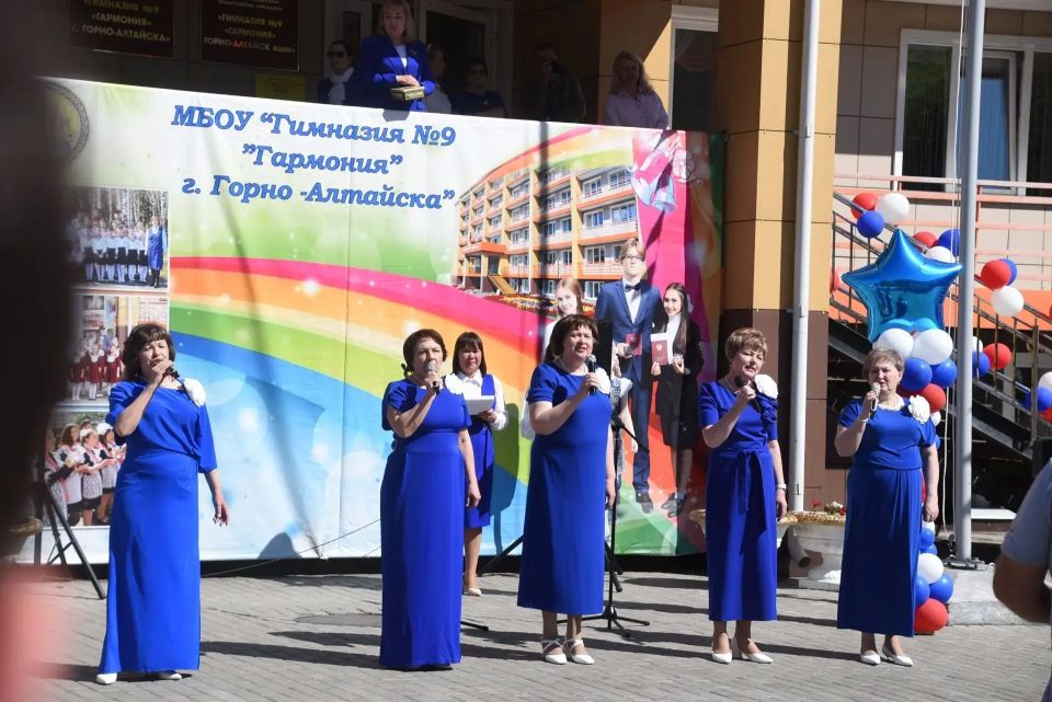 Последние звонки прозвучали сегодня в школах Горно-Алтайска Последние звонки прозвучали сегодня в школах Горно-Алтайска