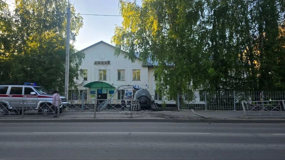 ДТП в Горно-Алтайске, машина влетела во двор РКЛ ДТП в Горно-Алтайске, машина влетела во двор РКЛ
