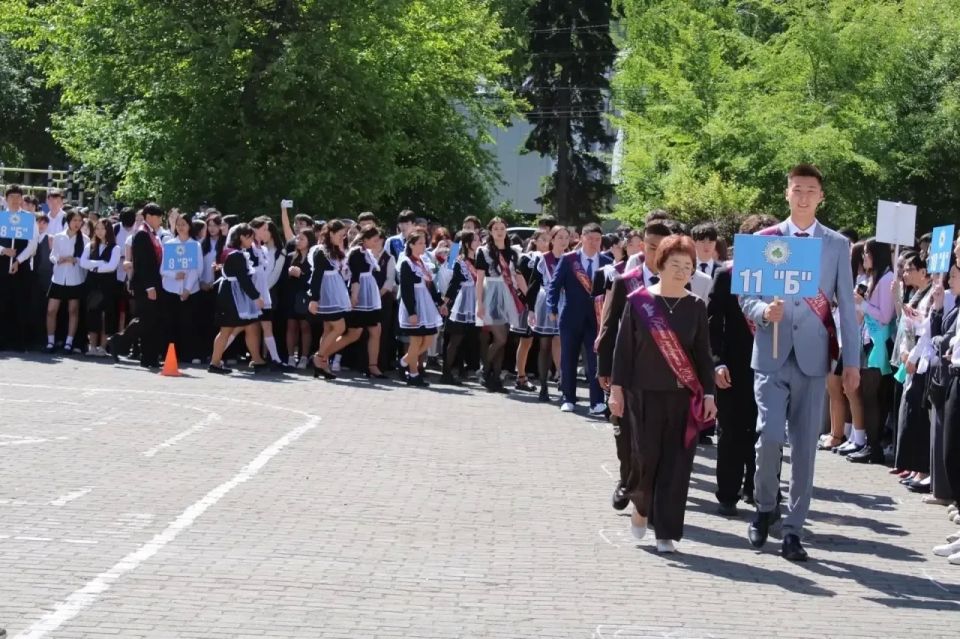 Прощай, школа! Звени, последний звонок! Прощай, школа! Звени, последний звонок!