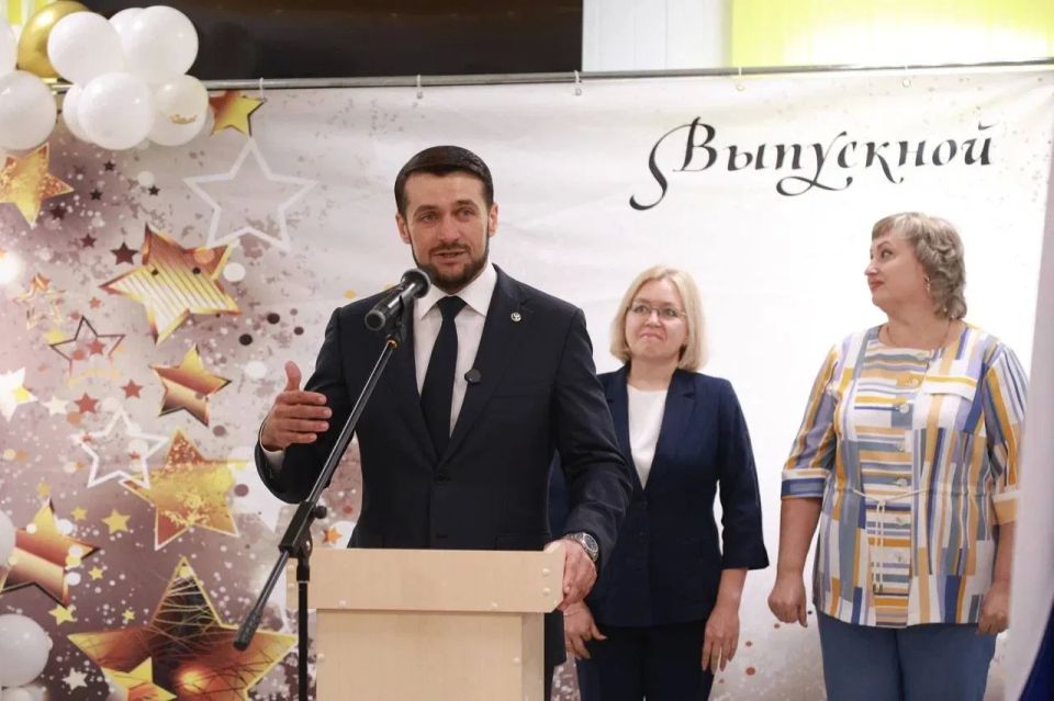 Последний звонок прозвенел для 5,5 тысячи выпускников Республики Алтай Последний звонок прозвенел для 5,5 тысячи выпускников Республики Алтай