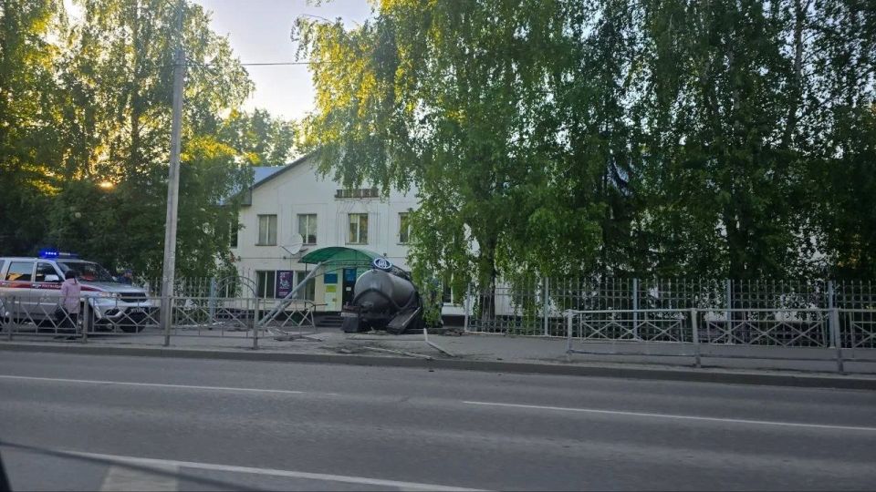 ДТП в Горно-Алтайске, машина влетела во двор РКЛ ДТП в Горно-Алтайске, машина влетела во двор РКЛ