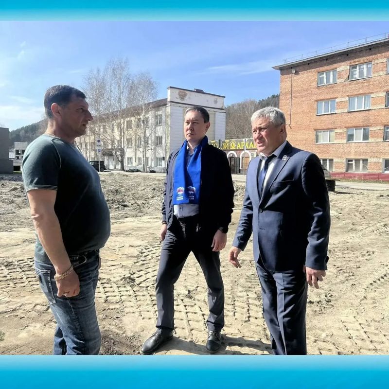 В Горно-Алтайске продолжаются работы по благоустройству сквера имени Г.И. Чорос-Гуркина. Ход работ проверили вице-спикер Госсобрания – Эл Курултай, координатор партпроекта «Городская среда» Герман Чепкин и депутат парламента... В Горно-Алтайске продолжаются работы по благоустройству сквера имени Г.И. Чорос-Гуркина. Ход работ проверили вице-спикер Госсобрания – Эл Курултай, координатор партпроекта «Городская среда» Герман Чепкин и депутат парламента...
