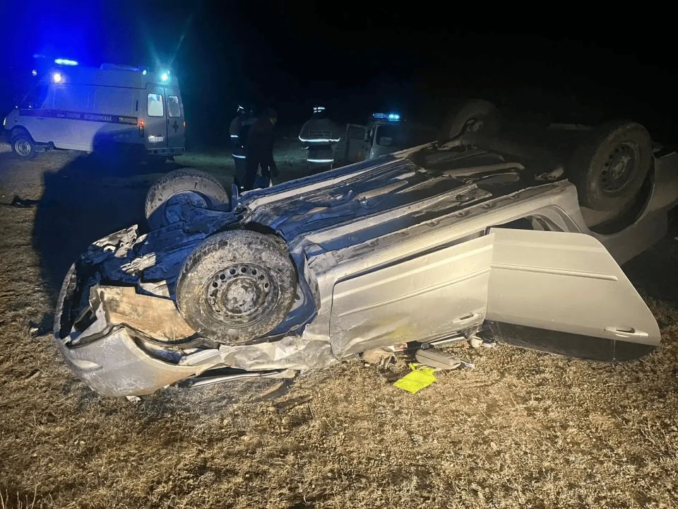 В Кош-Агачском районе в результате опрокидывания автомобиля пострадали 2 человека