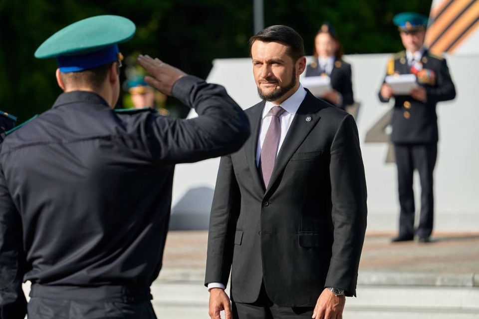 Александр Прокопьев: Сегодня свой профессиональный праздник отмечают те, кто стоит на страже государственных рубежей нашей страны Александр Прокопьев: Сегодня свой профессиональный праздник отмечают те, кто стоит на страже государственных рубежей нашей страны