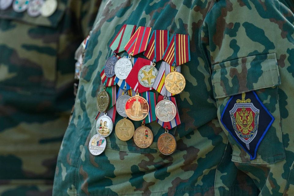 Александр Прокопьев: Сегодня свой профессиональный праздник отмечают те, кто стоит на страже государственных рубежей нашей страны Александр Прокопьев: Сегодня свой профессиональный праздник отмечают те, кто стоит на страже государственных рубежей нашей страны