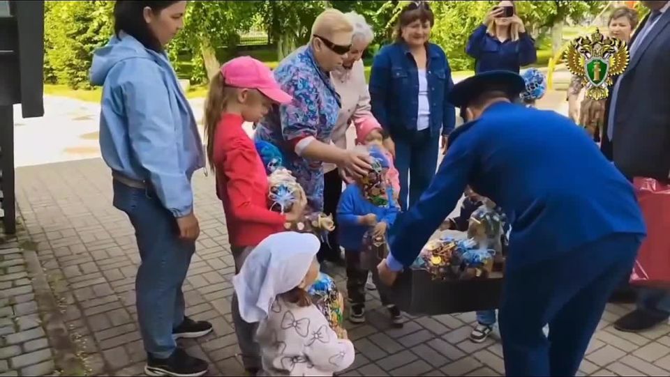 Работники прокуратуры Майминского района и Горно-Алтайской межрайонной природоохранной прокуратуры поздравили воспитанников Дома ребенка с Международным днем защиты детей