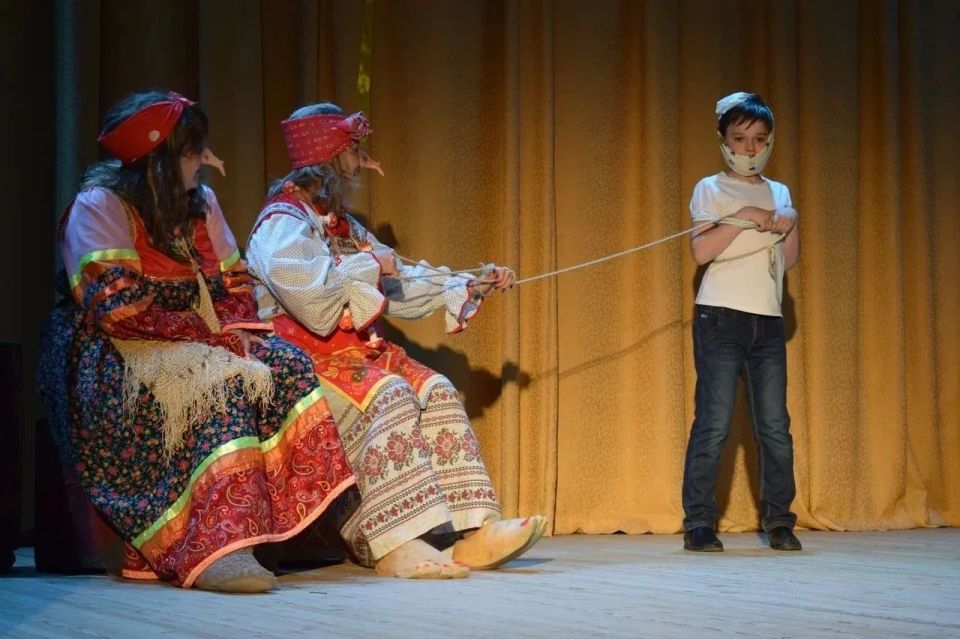 В Майминском районе поставили спектакль «Вовка в Тридевятом царстве»