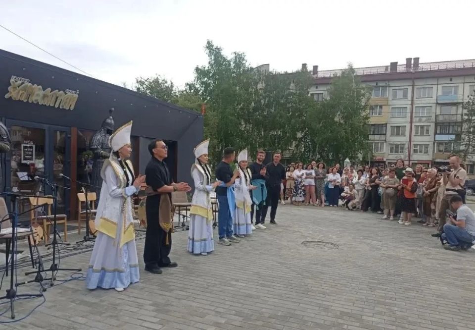В галерее «Хан Алтай» открылась выставка «Рожденные под одним небом» В галерее «Хан Алтай» открылась выставка «Рожденные под одним небом»