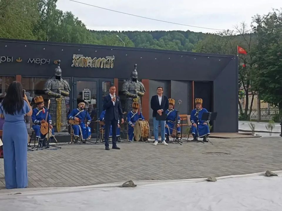 В галерее «Хан Алтай» открылась выставка «Рожденные под одним небом» В галерее «Хан Алтай» открылась выставка «Рожденные под одним небом»
