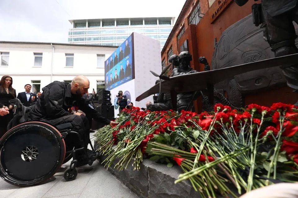 Дмитрий Саблин: Сегодня у памятника «Каскадёрам павшим и живым» у Центрального штаба «Боевого братства» почтили память наших боевых товарищей Дмитрий Саблин: Сегодня у памятника «Каскадёрам павшим и живым» у Центрального штаба «Боевого братства» почтили память наших боевых товарищей