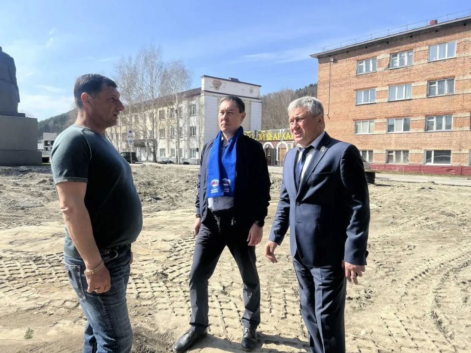 В Горно-Алтайске сквер имени Чорос-Гуркина преображают досрочно! В Горно-Алтайске сквер имени Чорос-Гуркина преображают досрочно!