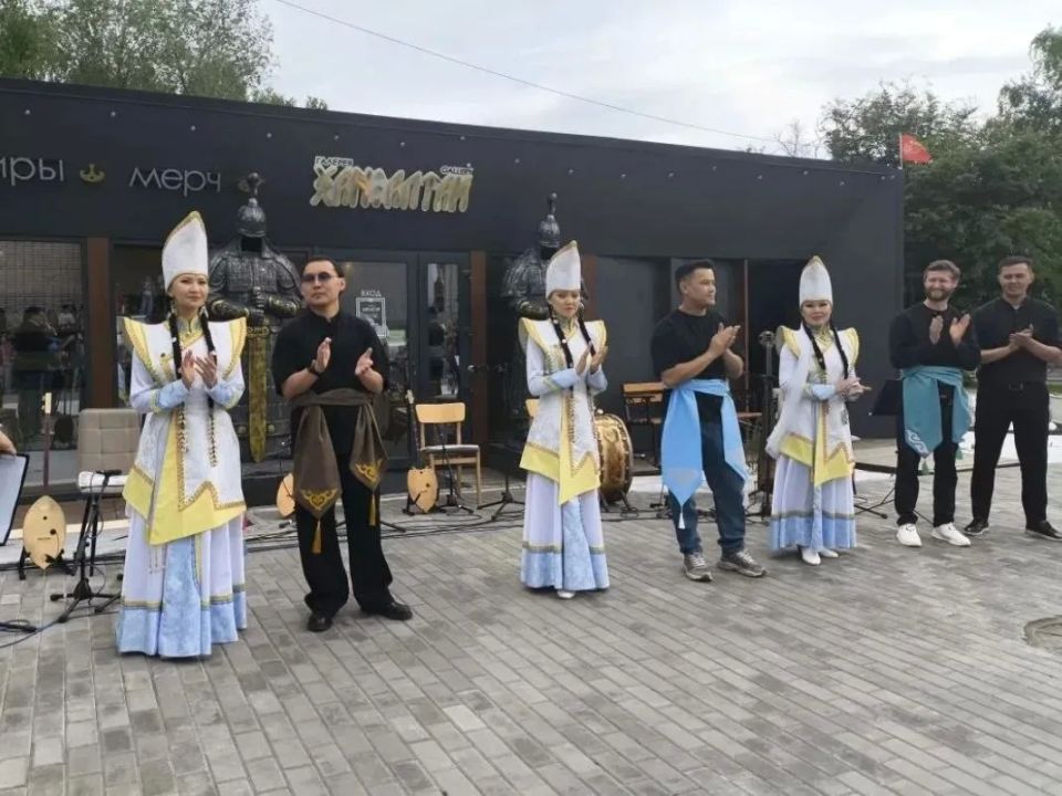 Выставка «Рожденные под одним небом» открылась в галерее «Хан Алтай» в Горно-Алтайске Выставка «Рожденные под одним небом» открылась в галерее «Хан Алтай» в Горно-Алтайске