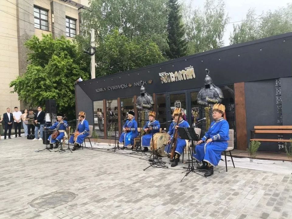 Выставка «Рожденные под одним небом» открылась в галерее «Хан Алтай» в Горно-Алтайске Выставка «Рожденные под одним небом» открылась в галерее «Хан Алтай» в Горно-Алтайске