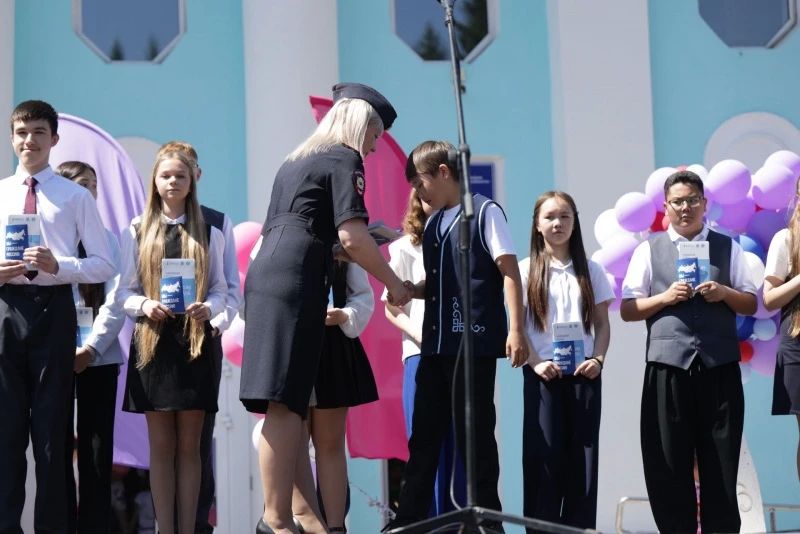 В Горно-Алтайске в Международный День защиты детей вручили паспорта школьникам-активистам В Горно-Алтайске в Международный День защиты детей вручили паспорта школьникам-активистам