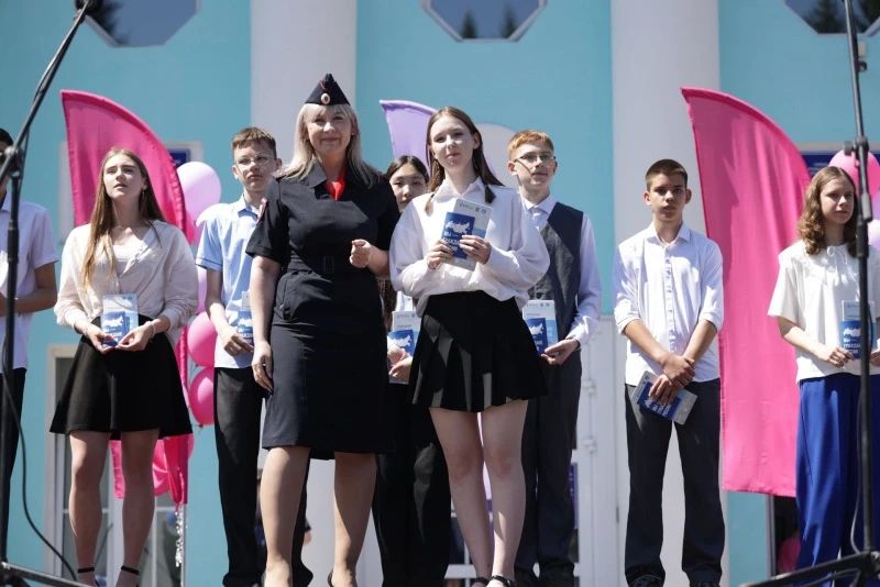 В Горно-Алтайске в Международный День защиты детей вручили паспорта школьникам-активистам В Горно-Алтайске в Международный День защиты детей вручили паспорта школьникам-активистам