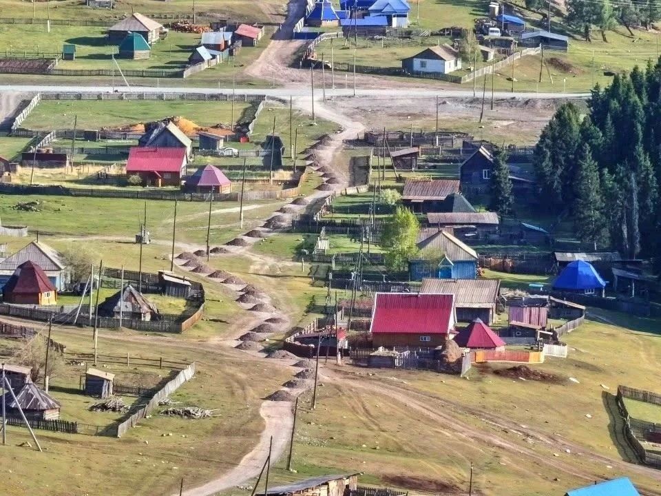 Ремонт дорог в Улаганском районе продолжается Ремонт дорог в Улаганском районе продолжается