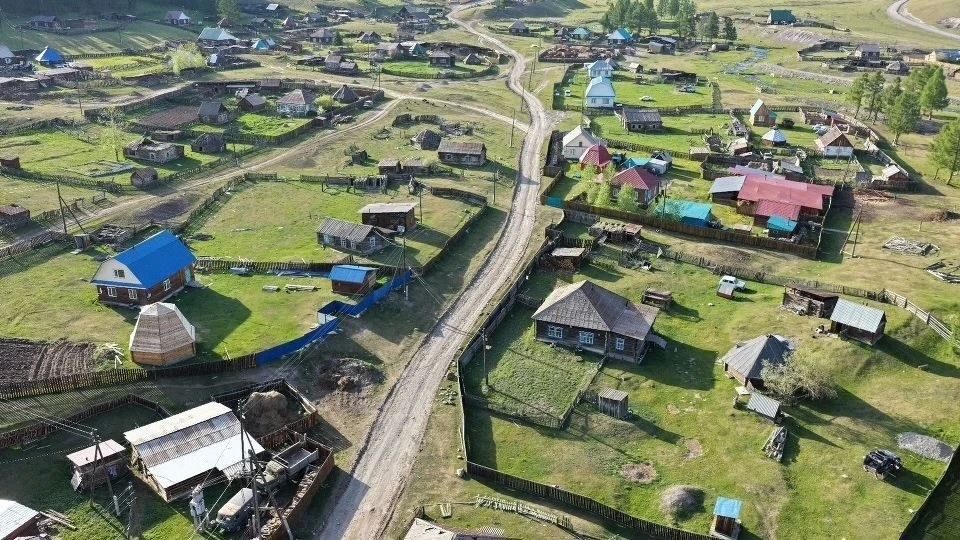 Ремонт внутрипоселковых дорог в Улаганском районе продолжается Ремонт внутрипоселковых дорог в Улаганском районе продолжается