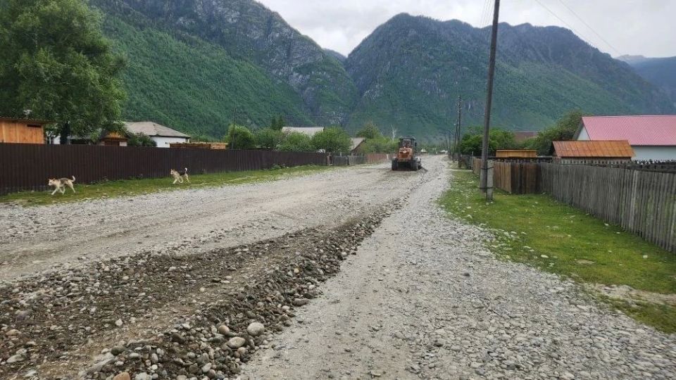 Ремонт внутрипоселковых дорог в Улаганском районе продолжается Ремонт внутрипоселковых дорог в Улаганском районе продолжается