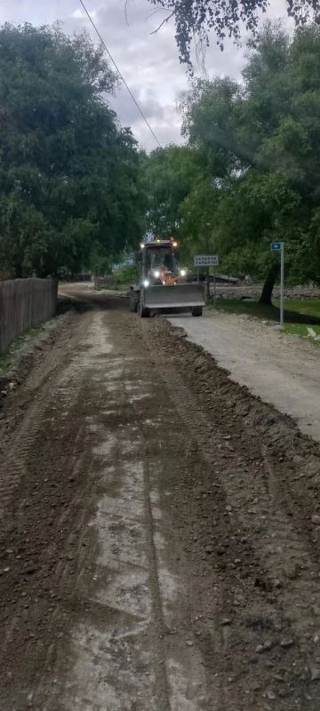Ремонт внутрипоселковых дорог в Улаганском районе продолжается Ремонт внутрипоселковых дорог в Улаганском районе продолжается