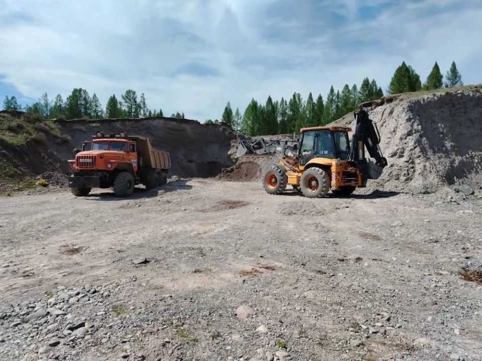 Ремонт внутрипоселковых дорог в Улаганском районе продолжается Ремонт внутрипоселковых дорог в Улаганском районе продолжается