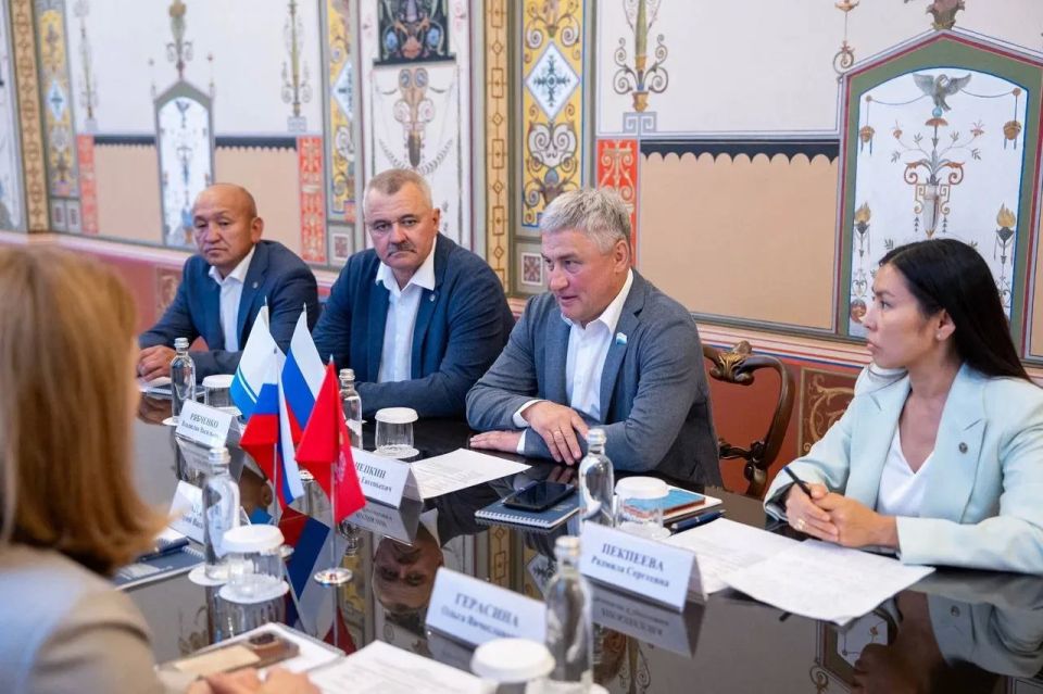 Делегация депутатов Государственного Собрания – Эл Курултай Республики Алтай в составе Германа Чепкина, Рустама Байдалакова, Радмилы Пекпеевой и Владислава Рябченко находится в Санкт-Петербурге с рабочей поездкой Делегация депутатов Государственного Собрания – Эл Курултай Республики Алтай в составе Германа Чепкина, Рустама Байдалакова, Радмилы Пекпеевой и Владислава Рябченко находится в Санкт-Петербурге с рабочей поездкой
