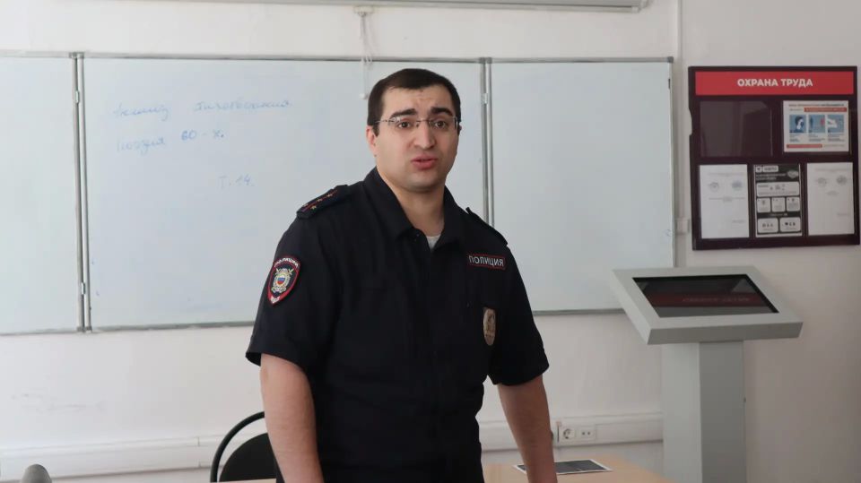 В Республике Алтай сотрудники полиции и представители общественности проводят уроки на тему «Молодежь против экстремизма» В Республике Алтай сотрудники полиции и представители общественности проводят уроки на тему «Молодежь против экстремизма»