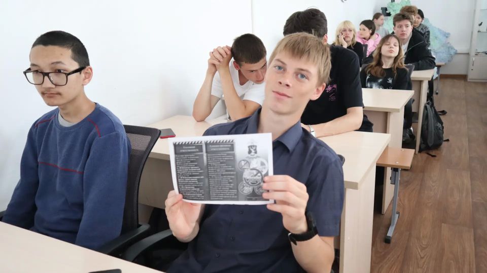 В Республике Алтай сотрудники полиции и представители общественности проводят уроки на тему «Молодежь против экстремизма» В Республике Алтай сотрудники полиции и представители общественности проводят уроки на тему «Молодежь против экстремизма»