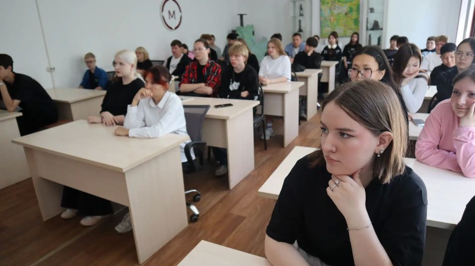 В Республике Алтай сотрудники полиции и представители общественности проводят уроки на тему «Молодежь против экстремизма» В Республике Алтай сотрудники полиции и представители общественности проводят уроки на тему «Молодежь против экстремизма»