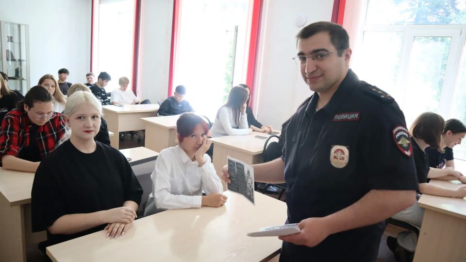 В Республике Алтай сотрудники полиции и представители общественности проводят уроки на тему «Молодежь против экстремизма» В Республике Алтай сотрудники полиции и представители общественности проводят уроки на тему «Молодежь против экстремизма»