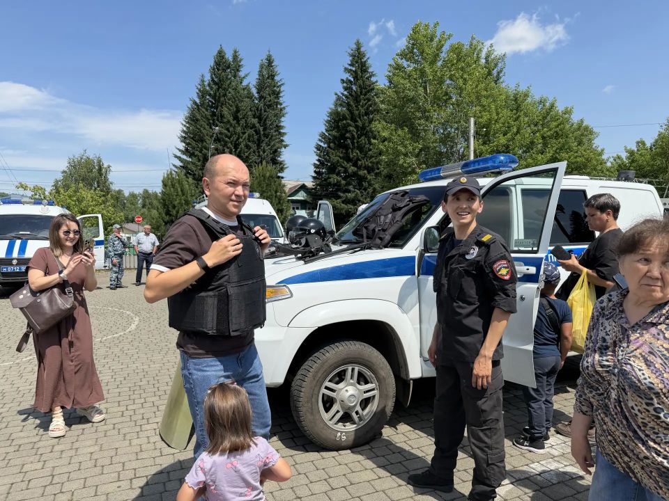 Сотрудники полиции приняли участие в мероприятиях, посвященных празднованию Дня России Сотрудники полиции приняли участие в мероприятиях, посвященных празднованию Дня России