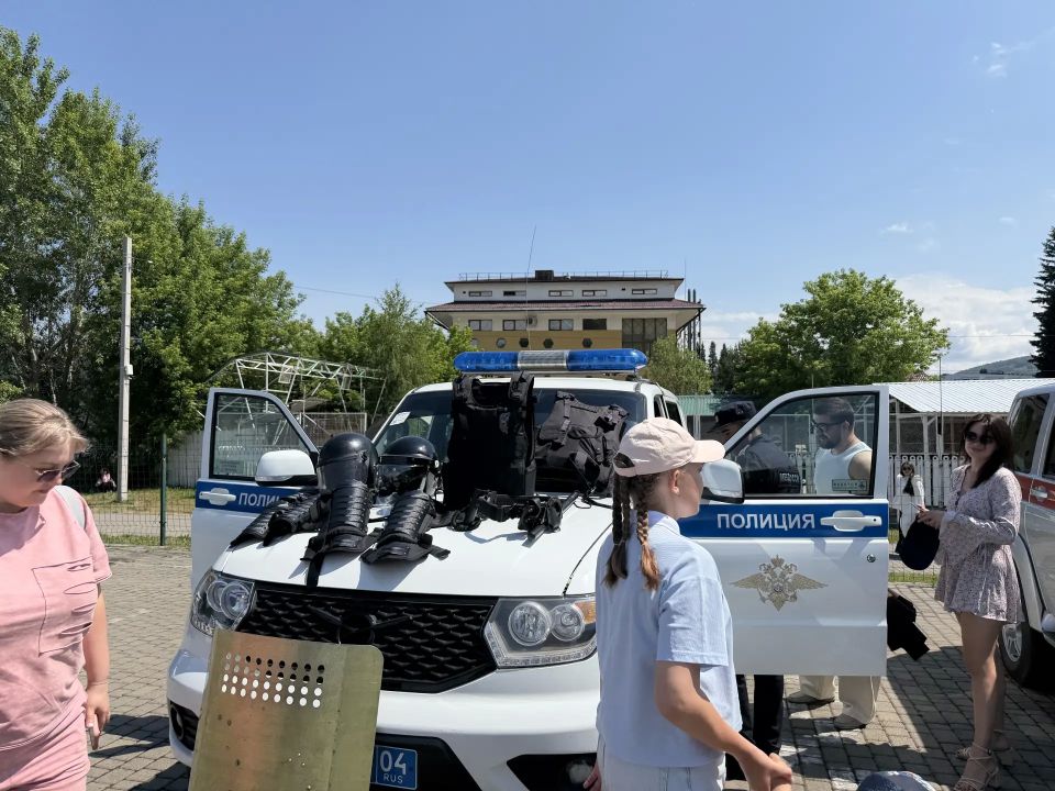 Сотрудники полиции приняли участие в мероприятиях, посвященных празднованию Дня России Сотрудники полиции приняли участие в мероприятиях, посвященных празднованию Дня России